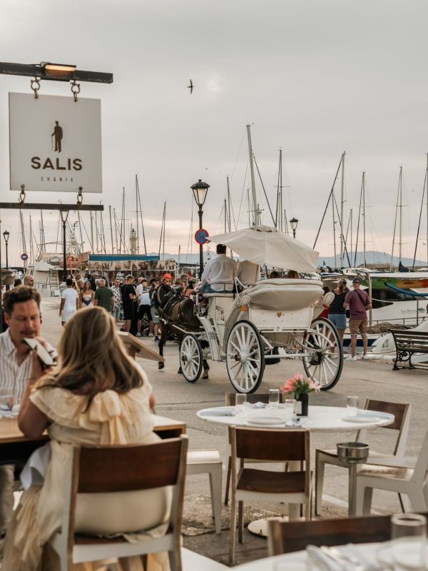 Captures restaurant atmosphere and location